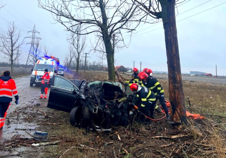 Impact fatal cu un copac! Un șofer de 50 de ani și-a pierdut viața pe loc în urma accidentului devastator. Mașina s-a transformat într-un morman de fiare