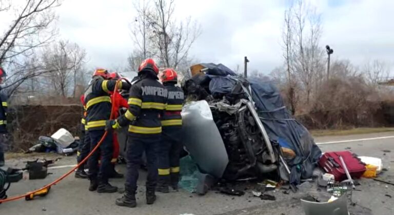 A încercat o depășire riscantă și s-a ales mort! Șoferul unui autoturism și-a pierdut viața după impactul cu un TIR.  Masina s-a făcut praf în urma accidentului