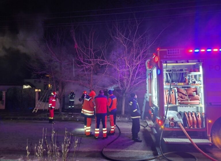 Moarte cumplită pentru un bătrân de 73 de ani! A sfârșit carbonizat în propria locuință! Casa bărbatului a fost distrusă de un incendiu violent
