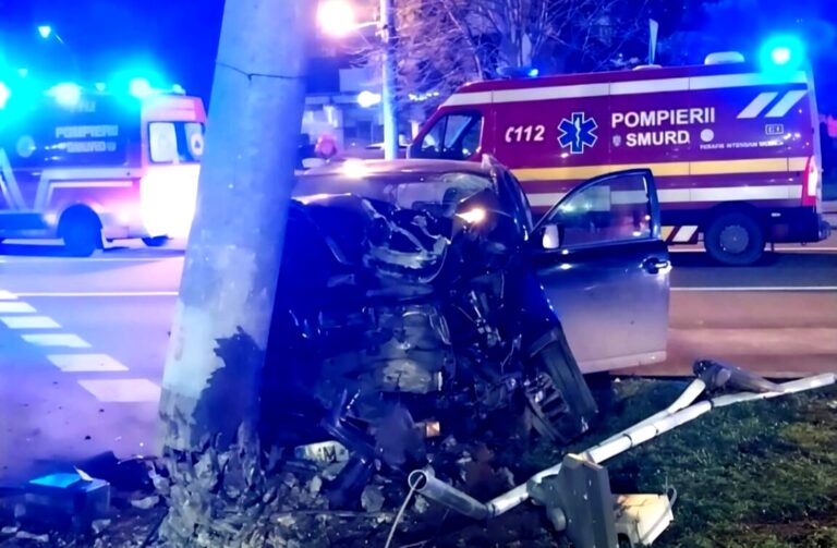 A făcut mașina zob, dar a scăpat miraculos cu viață! Un bărbat a rămas încarcerat după ce s-a izbit violent de un stâlp de electricitate
