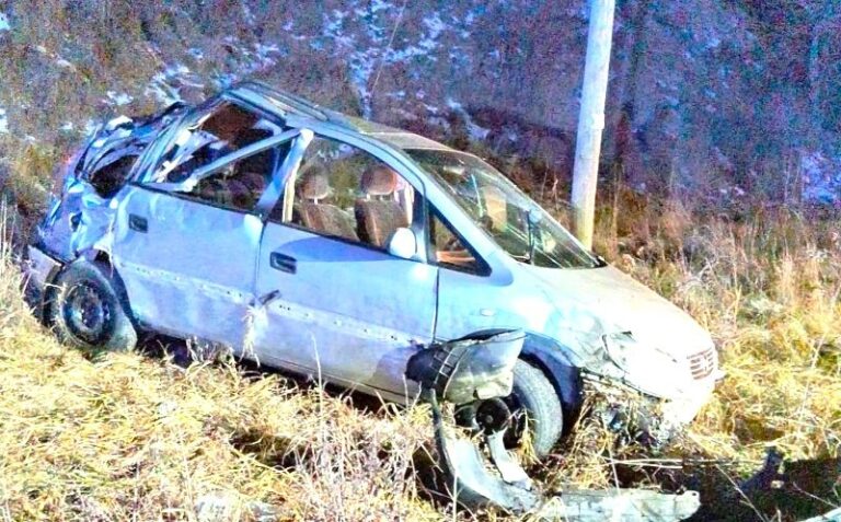 Momente cumplite pentru cinci persoane după ce s-au răsturnat cu mașina! Printre victime și o fetiță de 7 ani