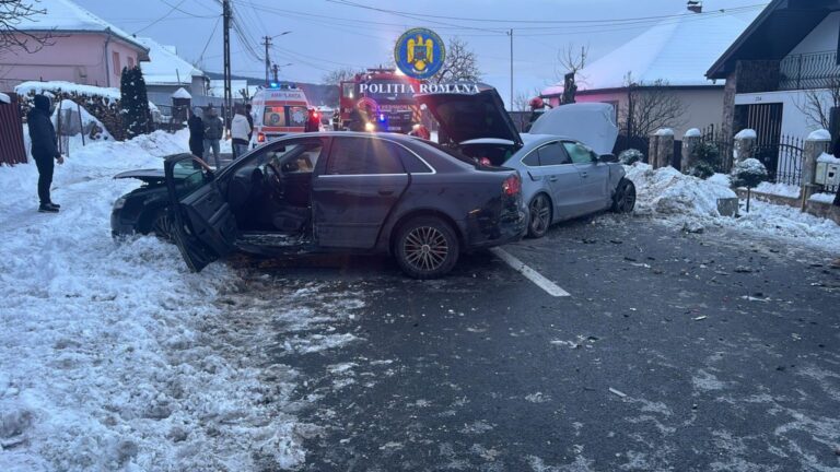 Ciocnire violentă între două mașini după o neacordare de prioritate! Un șofer a fost transportat de urgență la spital. Un bărbat de 56 de ani, vinovat pentru producerea accidentului