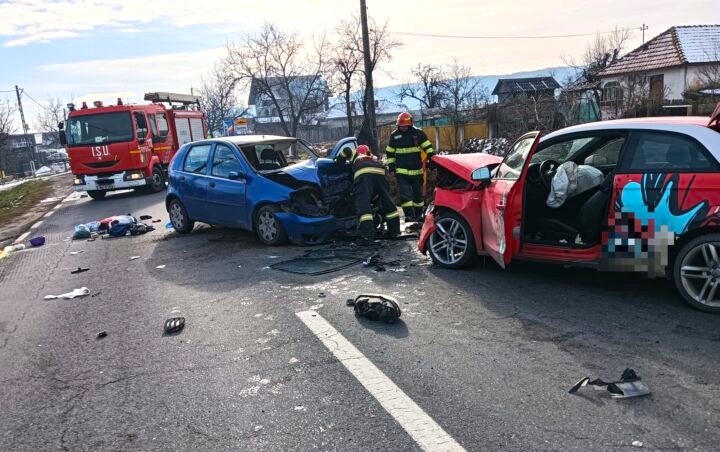 Impact devastator între două mașini! Șoferii, transportați de urgență la spital. Un bărbat de 58 de ani, vinovat pentru producerea accidentului