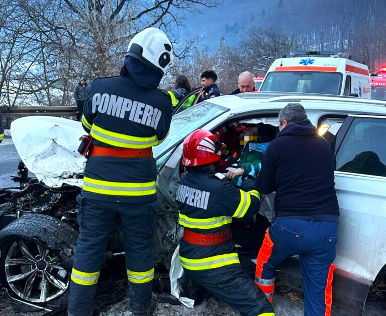 Ciocnire devastatoare între două autoturisme! Două femei au rămas încarcerate în urma accidentului cumplit. Una dintre victime a fost încadrată în cod roșu, iar cealaltă în cod galben