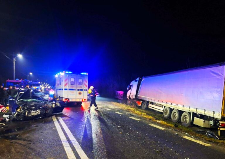 O depășire neregulamentară i-a adus sfârșitul unui șofer de 19 ani! Tânărul a pierit pe loc după impactul cu un TIR. Alte patru persoane au fost transportate de urgență la spital