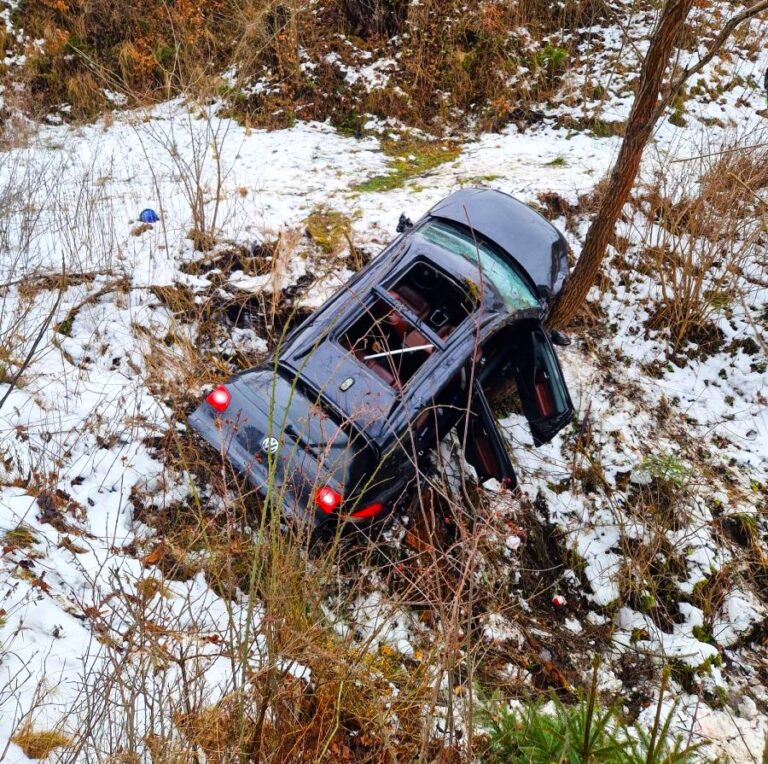 Destin crunt pentru o adolescentă de 14 ani care trebuia să ajungă la școală! A murit sub ochii tatălui său, pompier trimis în misiune la accidentul îngrozitor. Mașina în care se afla minora s-a răsturnat într-o râpă