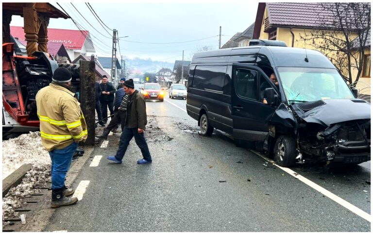 Excavator răsturnat în urma impactului cu un autoturism! Două persoane rănite, transportate de urgență la spital. Unul dintre șoferi a fost depistat băut