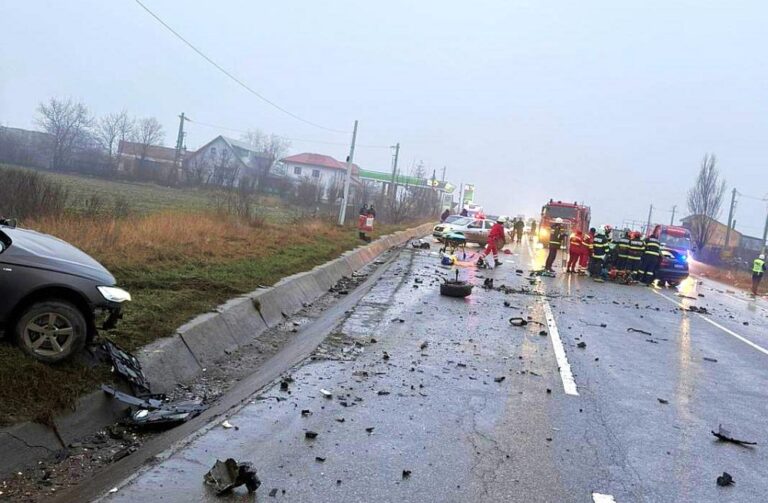 Ciocnire fatală între două mașini de Bobotează! Un șofer și-a pierdut viața în urma impactului devastator! Alte cinci persoane, dintre care doi copii, transportate de urgență la spital