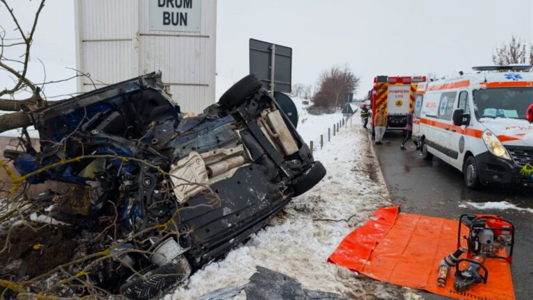 Impact devastator cu un copac! Un șofer de 44 de ani a murit pe loc în urma accidentului înfiorător. Bărbatul nu a avut nicio șansă de supraviețuire