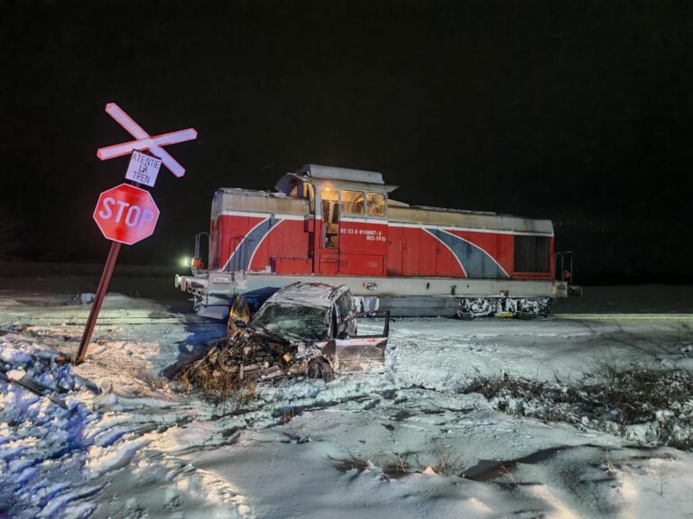 Impact devastator între o locomotivă și un autoturism! Șoferul a scăpat cu viață în urma accidentului cumplit