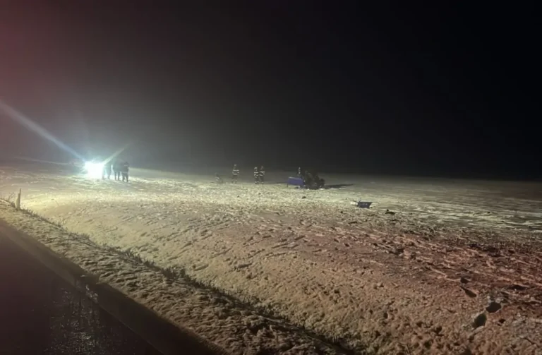 Fără scăpare după ce s-au răsturnat cu mașina! Doi bărbați și-au pierdut viața pe loc într-un accident înfiorător pe un drum județean. Polițiștii au deschis un dosar penal pentru ucidere din culpă