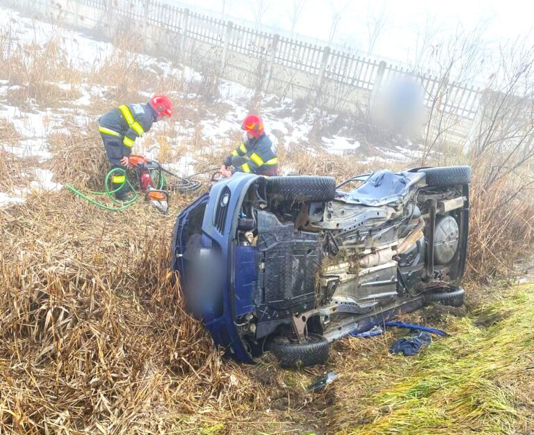 Au scăpat cu viață dintr-un accident cumplit! Trei persoane rănite în urma impactului dintre două mașini. Un șofer a rămas încarcerat într-un autoturism răsturnat