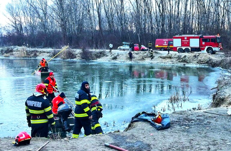 Misiune contracronometru pentru salvarea a doi pescari căzuți în râul Olt! Unul dintre ei a fost găsit inconștient