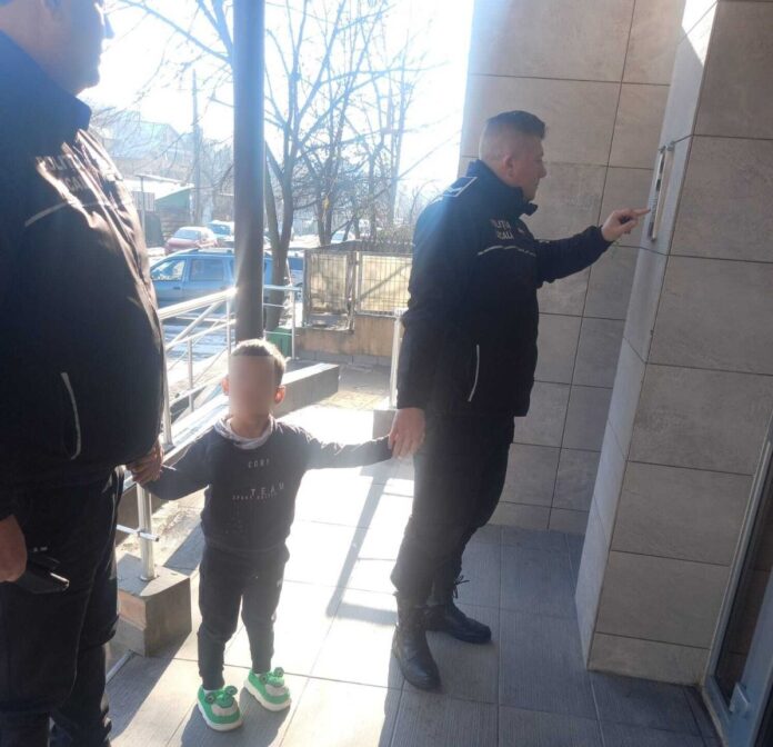 Copil de 4 ani, lăsat de mamă la grădiniță, găsit de polițiști rătăcind pe străzi îmbrăcat sumar și în papucii de interior! A fost deschis dosar penal pentru neglijență în serviciu