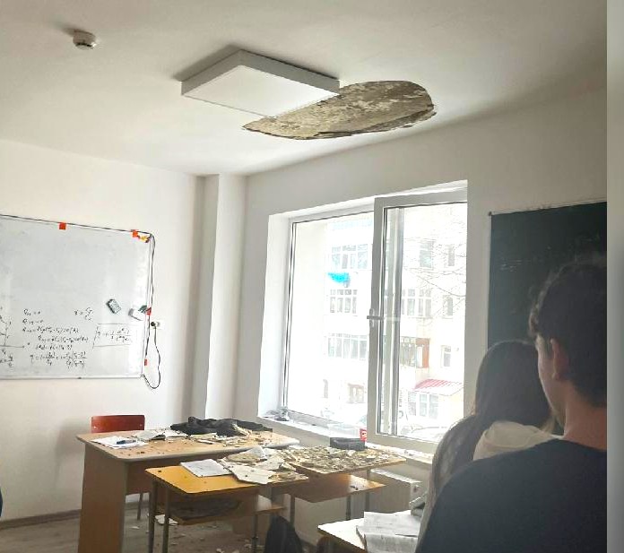 Incident grav într-un liceu! Tavan prăbușit în timpul orelor! Un elev a fost rănit la cap