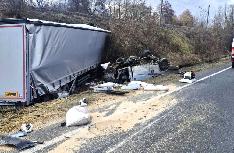 Tragedie fără margini! Un tată și cei doi copii, de 13 și 16 ani, spulberați de un TIR care a pătruns pe contrasens. Cele trei persoane nu au avut nicio șansă de supraviețuire în urma impactului devastator