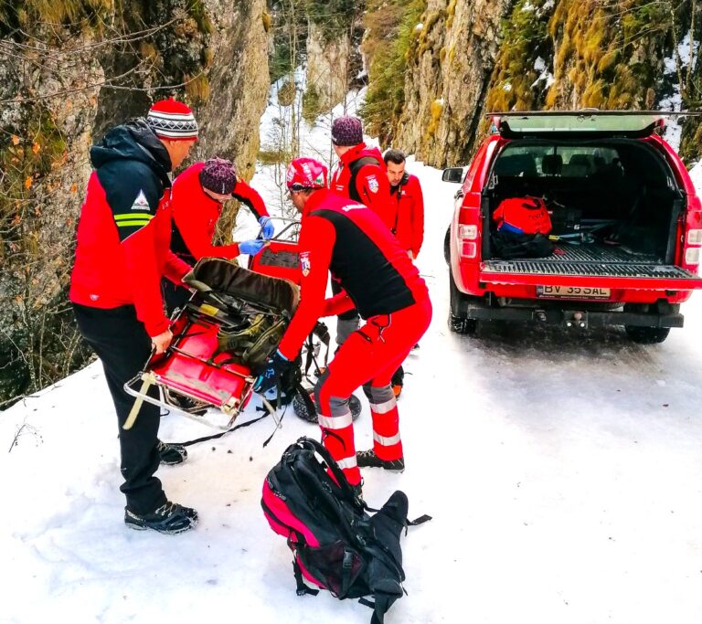 Și-a pierdut viața pe un traseu montan nemarcat! S-a prăbușit de pe un perete abrupt în albia unui pârâu