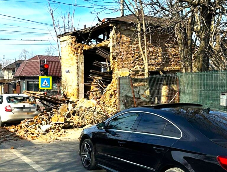 Incident periculos în trafic! Peretele unei clădiri dezafectate s-a prăbușit peste două mașini oprite la un semafor. Sperietură groaznică trasă de persoanele aflate în autoturisme