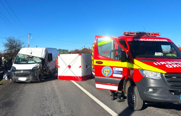 Impact îngrozitor între o autoutilitară și un TIR! Șofer resuscitat după ce a fost găsit în stop cardio-respirator