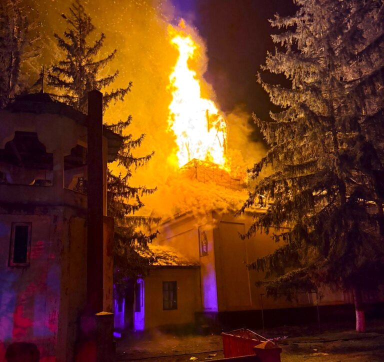 Biserică distrusă de un incendiu violent! Afectat de flăcări, acoperișul lăcașului de cult s-a prăbușit