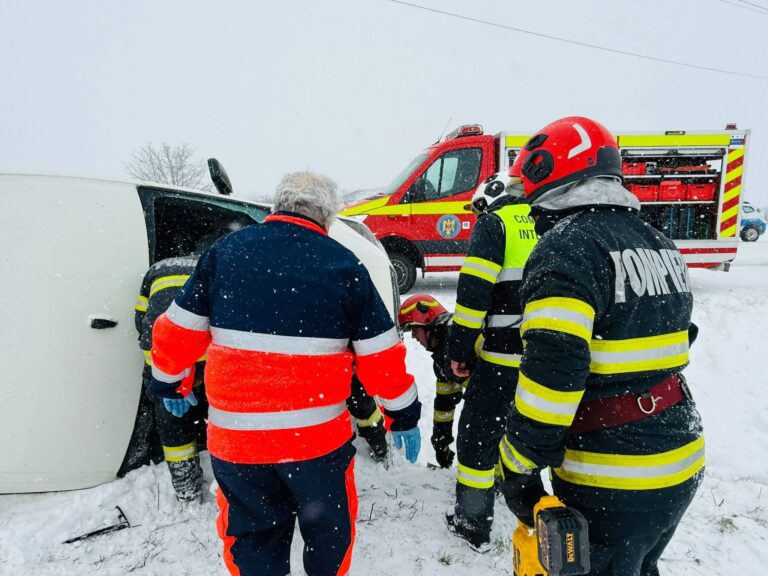 A fost activat Planul Roșu de Intervenție! Un microbuz cu 16 persoane s-a răsturnat! O pasageră a fost transportată de urgență la spital