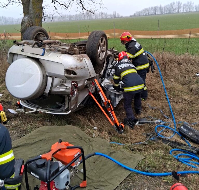 Destin crunt pentru un șofer de 72 de ani! Și-a pierdut viața într-un accident îngrozitor. Un alt bărbat a fost transportat de urgență la spital pentru îngrijiri medicale