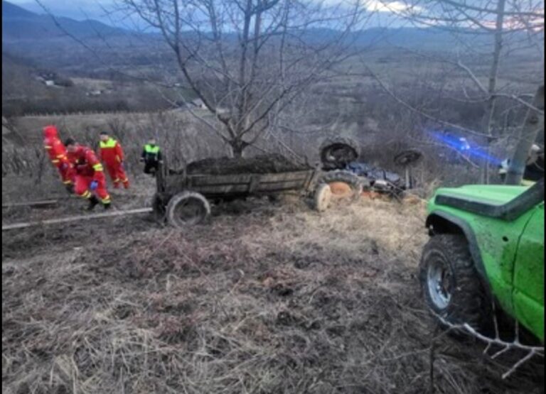 Sfârșit crunt pentru un bărbat de 50 de ani! A pierit prins sub un tractor răsturnat