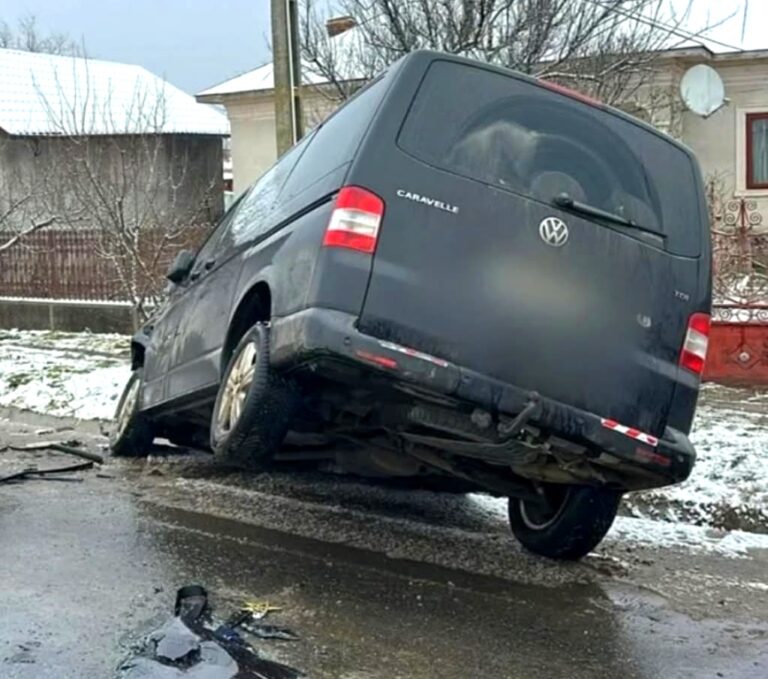 Nenorocire pe șosea după ce o șoferiță a intrat pe contrasens! O femeie a murit și alte patru persoane au fost transportate la spital, în urma unui accident cumplit