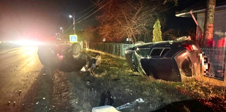 Două mașini răsturnate după ce un șofer s-a urcat beat criță la volan! În urma impactului cu un cap de pod și un autoturism parcat, bărbatul a scăpat cu viață miraculos