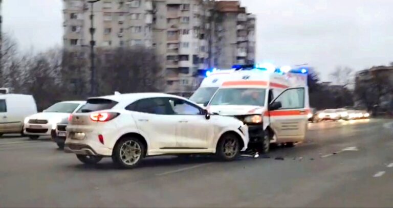O ambulanță aflată în misiune, implicată într-un accident cumplit! În autospecială se afla o pacientă în stare critică, iar o asistentă medicală a fost rănită