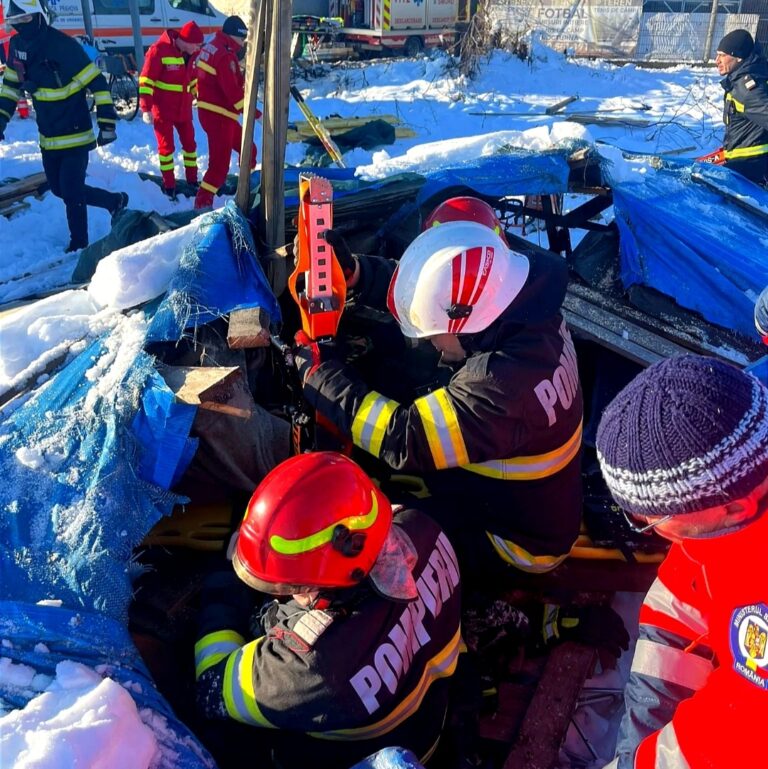 Intervenție contracronometru pentru salvarea unui bărbat prins sub un acoperiș prăbușit! Structura a cedat sub greutatea zăpezii