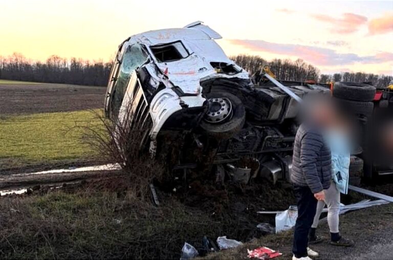 Accident devastator între un TIR și o autocisternă! Un șofer și-a pierdut viața pe loc. Alte două persoane, transportate la spital pentru îngrijiri medicale