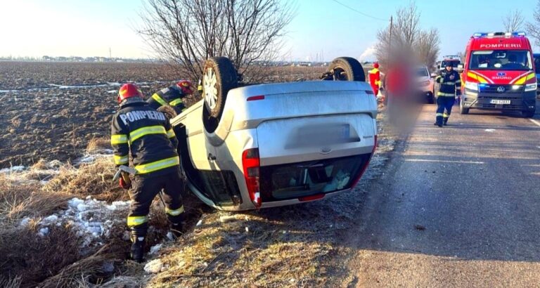La un pas de moarte după ce s-a răsturnat cu mașina! Momente dramatice pentru o șoferiță de 25 de ani! Transportată de urgență la spital