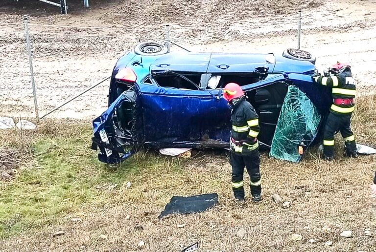 S-au răsturnat cu mașina în afara părții carosabile! Clipe dramatice pentru trei bărbați! Unul dintre a rămas încarcerat