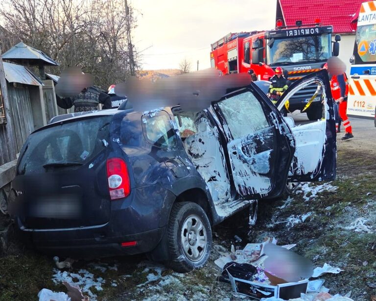 A sfârșit într-un accident cumplit! Un bărbat și-a pierdut viața după ce s-a răsturnat cu mașina într-un șanț. O femeie rănită grav, transportată de urgență la spital
