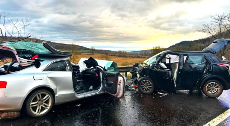 Accident înfiorător cu doi șoferi morți și o adolescentă transportată de urgență la spital! Impact fatal între două mașini  pe o șosea din Sibiu