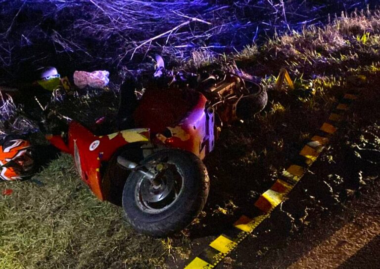 Nenorocire la ceas de seară! Un tânăr de 22 de ani și-a pierdut viața după impactul dintre un autoturism și un moped. Un alt bărbat a fost transportat de urgență la spital