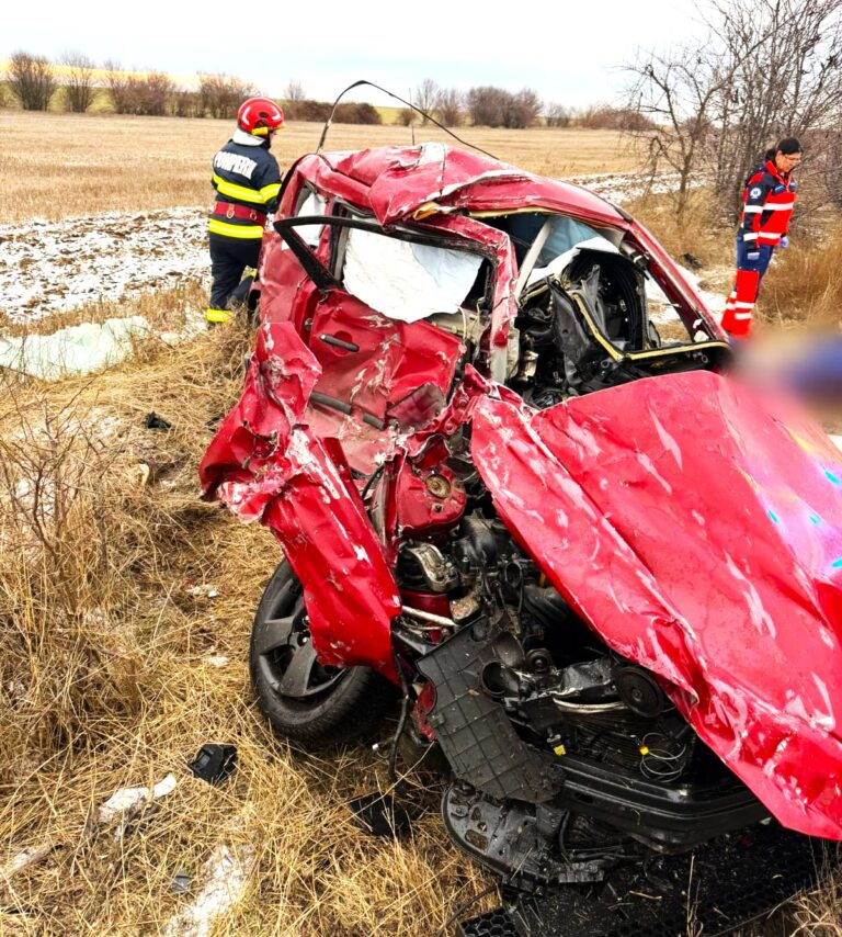 Nenorocire pe un drum din Prahova la început de săptămână! Un șofer de 53 de ani nu a avut nicio șansă de supraviețuire, după impactul devastator dintre un autoturism și două autocamioane