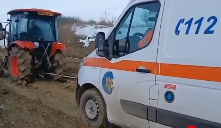 A murit așteptând ambulanța! Autospeciala nu a reușit să ajungă la timp la pacient pentru că a rămas blocată în noroi. A fost scoasă cu tractorul