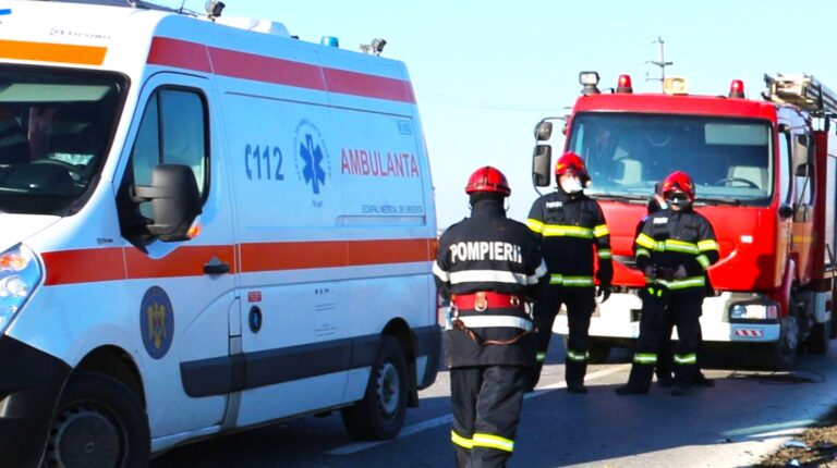 Accident cu victimă în Dâmbovița, după impactul violent dintre două autoturisme. Un bărbat a fost transportat de urgență la spital