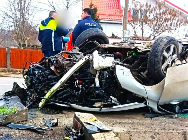 S-au izbit cu mașina de un cap de pod! Șoferița și o pasageră au scăpat cu viață miraculos în urma impactului cumplit. Una dintre femei a fost transportată de urgență la spital