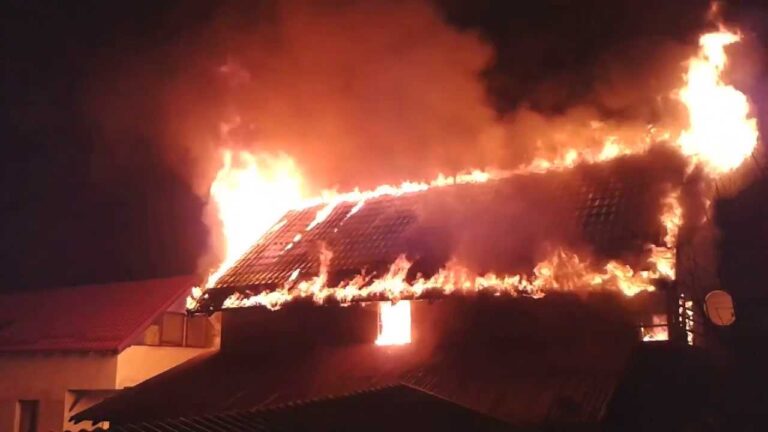 Bătrână de 78 de ani, arsă de vie în propria casă! Focul ar fi pornit de la coșul de fum deteriorat