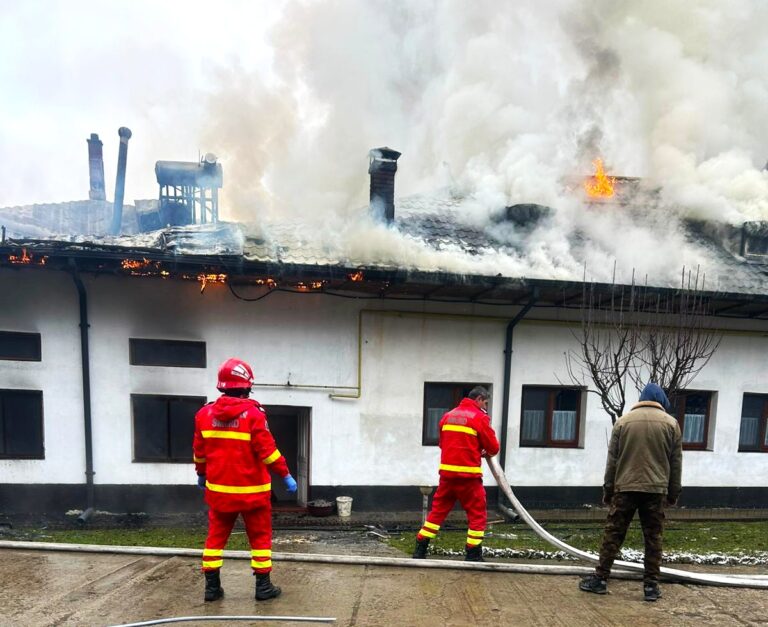 Incendiu violent la o mănăstire! Acoperișul unei chilii monahale a fost cuprins de flăcări, pe o suprafață de 250 de metri pătrați