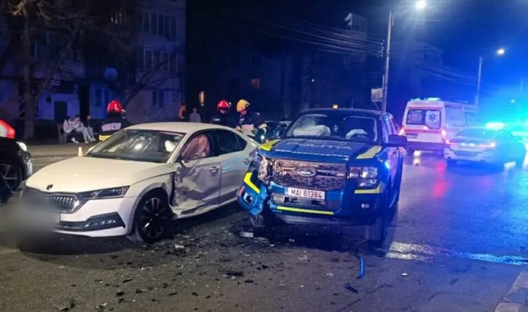 Impact cumplit între un autoturism și o autospecială de poliție! Doi polițiști de la criminalistică și un pasager, transportați de urgență la spital