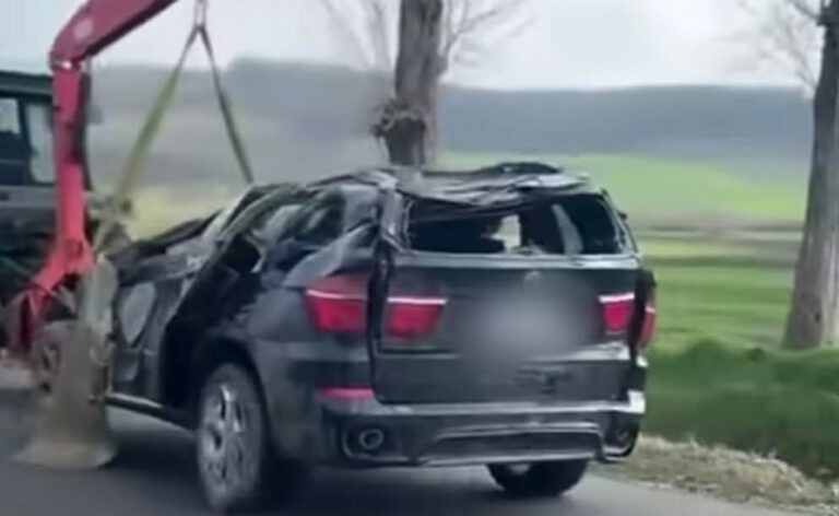 Destin frânt la doar 31 de ani! Un șofer și-a pierdut viața după ce s-a răsturnat cu mașina într-un șanț. Alți doi pasageri au fost transportați de urgență la spital