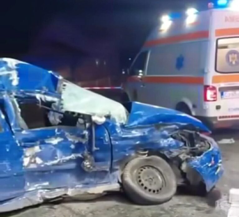 O fetiță de 3 ani și tatăl său, morți într-un accident înfiorător! Victimele găsite în stop cardio-respirator, după ce mașina în care se aflau a fost proiectată într-un TIR