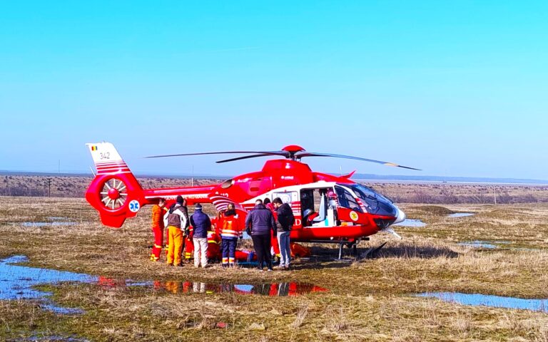 Salvat cu elicopterul SMURD după o intervenție contracronometru! Momente dramatice pentru un bărbat implicat într-un accident de ATV. Victima a rămas paralizată într-o zonă mlăștinoasă