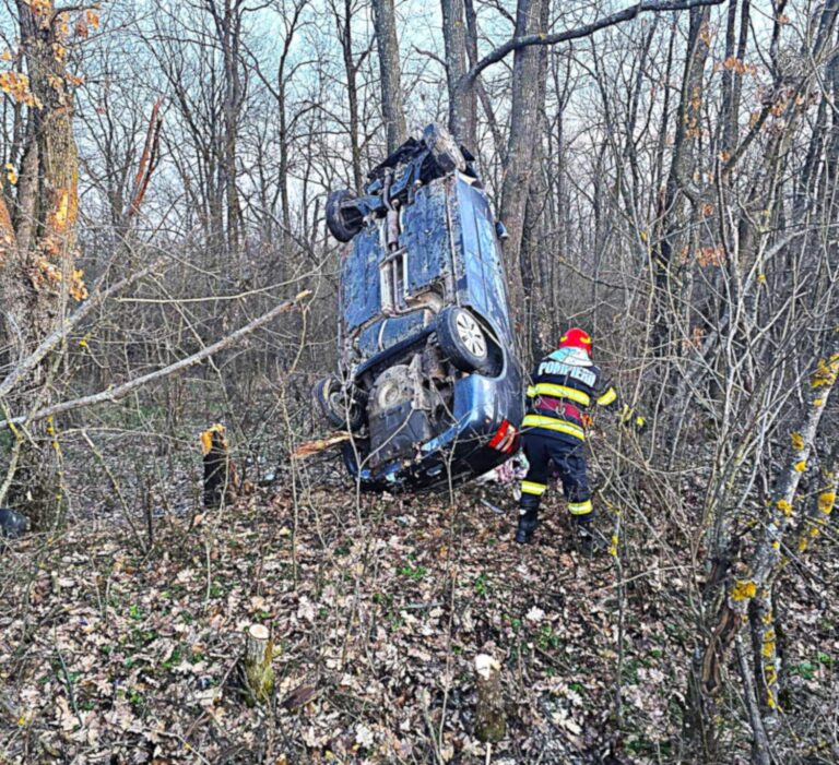 Duminică de coșmar pentru un șofer! A scăpat cu viață miraculos după ce s-a răsturnat cu mașina în pădure. În calea sa, autoturismul a retezat mai mulți copaci