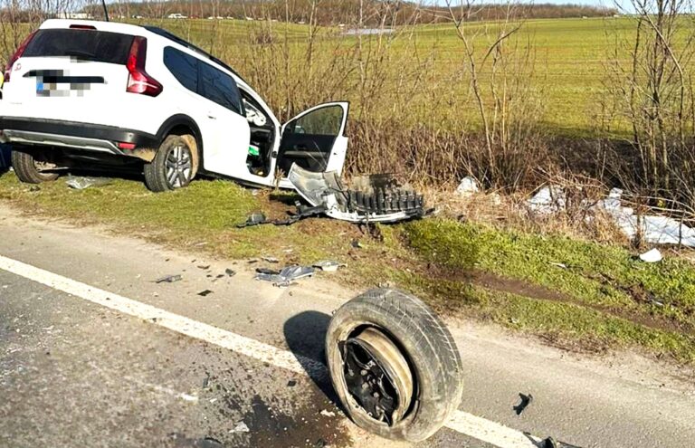Accident îngrozitor între două mașini! Un bărbat și-a pierdut viața pe loc, iar altul a fost transportat în stare gravă ala spital. Autoturismele s-au făcut zob în urma impactului
