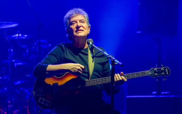 Fanii trupei Holograf, în doliu! Iulian Vrabete, unul dintre membrii marcanți ai formației, s-a stins din viață după ce a pierdut lupta cu o boală incurabilă
